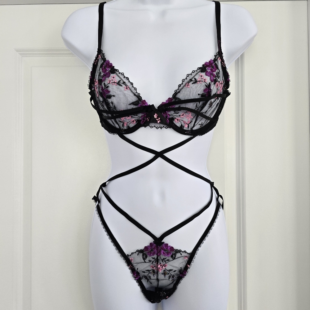 Victoria's Secret Floral Lace Bodysuit Size M NWT